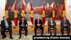 Өнүктүрүү, инновациялар жана инвестициялар боюнча борбордук агенттигинин башчысы Максим Бакиев жана анын орун басарлары (сол жакта Алексей Елисеев). Ноябрь, 2009-жыл.