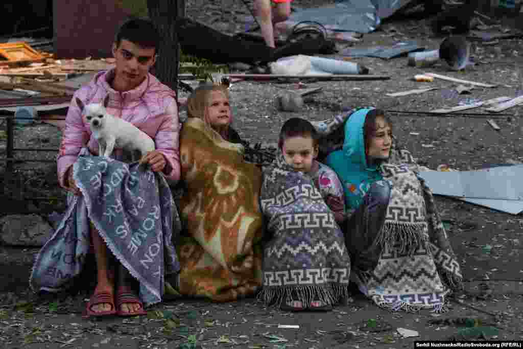 Dhjetëra njerëz u evakuuan nga ndërtesat e dëmtuara dhe të shkatërruara në Kiev. Të paktën 23 njerëz u konfirmuan të vrarë, mes tyre katër fëmijë.