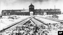 Lagărul nazist Auschwitz-Birkenau din Polonia, în februarie/martie 1944, dată după care trupele sovietice au ocupat țara, luând locul celor naziste. Rămâne până astăzi unul din cele mai tulburătoare locuri de reflecție asupra aceea ce poate face ura din oamenii obișnuiți.