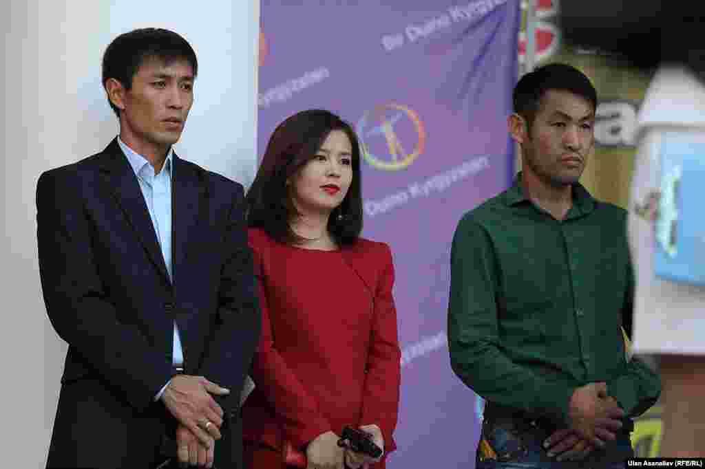 Фестивалга&nbsp;&ldquo;Азаттыктын&rdquo; кабарчылары Элиза Кененбаева жана Жанарбек Жолдошбаев (солдо) тарткан &ldquo;Мен баратам Корейге&rdquo; аттуу тасма да бар.&nbsp;Сүрөттүн оң жактагысы - "Куугунтук" тасмасынын автору Медербек Ниязалиев (Баткен).