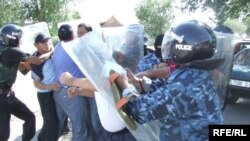 Балыкчыда жыйын катышуучуларын кармоо учуру