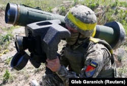 Un soldat ucrainean manevrează un sistem de rachete Javelin în timpul unui exercițiu militar de lângă Rivne, Ucraina, 26 mai 2021.