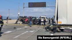 ფოტო ასახავს 2020 წლის 29 სექტემბერს თბილისი-სენაკი-ლესელიძის ავტობანზე მომხდარ ავტოსაგზაო შემთხვევას, რომელსაც რამდენიმე ადამიანის სიცოცხლე ემსხვერპლა. 