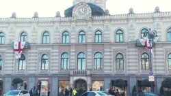 თბილისის საკრებულოს აივნებიდან დროშები გადმოფინეს