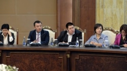 Журналисты во время встречи с Сооронбаем Жээнбековым.