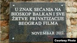 Aktivistička akcija: Tabla na zgradi bioskopa "Balkan" u Beogradu