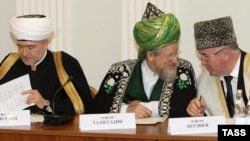Русия мөфтиләр шурасы рәисе Равил Гайнетдин (с), Үзәк диния идарәсе рәисе Тәлгать Таҗетдин, Төньяк Кавказ мөселманнары координация үзәге рәисе Исмаил Бердиев