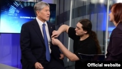 Алмазбек Атамбаев перед интервью телеканалу «Евроньюс».