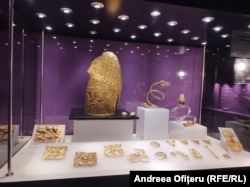 În imagine poate fi văzut tezaurul de la Băiceni-Cucuteni/ Iași. Piesele au fost și ele în Olanda.