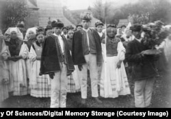 Сватбена церемония е увековечена в снимка, намерена в личния архив на Федир Вовк.