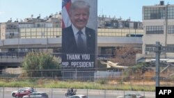 Тел-Авив шаарында АКШнын президенти Дональд Трамптын сүрөтү түшүрүлгөн билборд, 10-октябрь, 2025-жыл. 