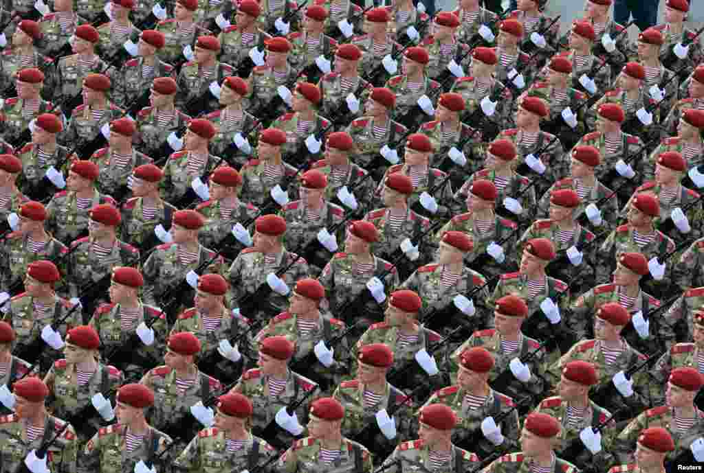 Москвадагы аскердик параддын алдындагы репетицияга чыккан орусиялык аскерлердин колоннасы. 