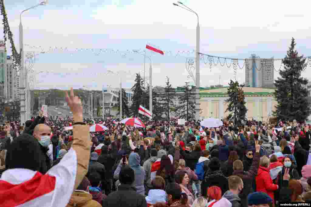 Ондаған мың адам Жеңімпаздар даңғылымен "Минск - қаһарман қала" стелласына қарай беттеді.