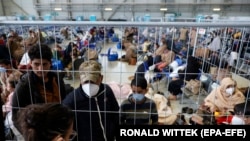 په جرمني کې افغانان امريکا ته د تګ لپاره په هوايي ډګر کې انتظار کوي ـ انځور له ارشيفه