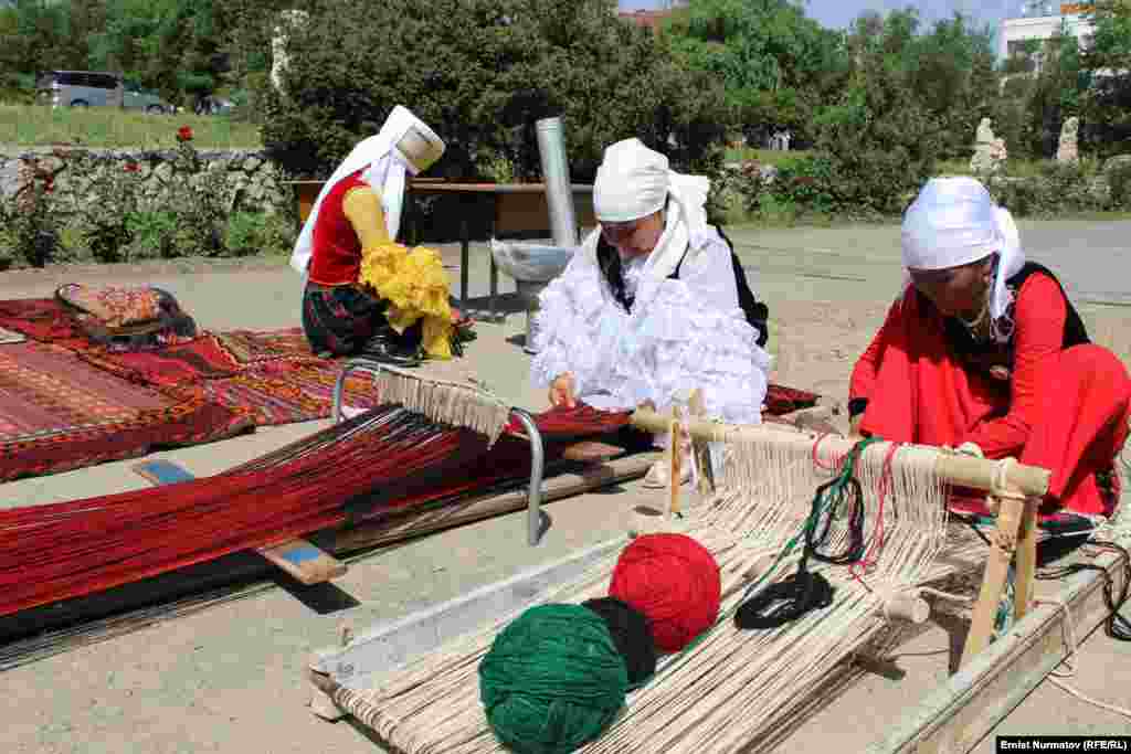 Өнөрпоздор, усталар жана уздар өлкөнүн булуң-бурчунан келишкен. Өзгөчө Жалал-Абад, Баткен жана Ош облусунун райондорунан чогулгандар,&nbsp;Өзбекстандан келген өнөрпоздор да бар.&nbsp;