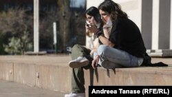 Проведені в Україні дослідження показали, що 18,2% підлітків регулярно нехтували іншими справами (хобі, спорт) через те, що хотіли бути в соціальних мережах. Більшість із них, це дівчата 16 років – 26,0%.