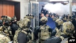 Парламенттин ичиндеги аскерлер менен мыйзам чыгаруучулардын тиреши. 3-декабрь, 2024-жыл.