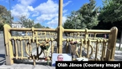 A Kétfarkú Kutya Párt politikusa, Oláh János 2025. szeptember 16-án és 17-én is pótolta a valaki vagy valakik által onnan elvitt emléktárgyakat és virágokat a Bajza utcai ideiglenes Navalnij-emlékműnél