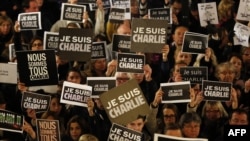 Дүйнөнүн бир катар өлкөлөрүндө "Мен Шарли" деген жазуусу бар плакатты кармаган адамдардын митинги өтүүдө