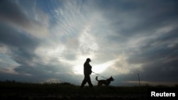 Policija nadgleda teren, fotoarhiv