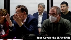 Мурдагы президент Алмазбек Атамбаев сотто (экинчи катарда ортодо). Бишкек. 20-ноябрь, 2020-жыл.