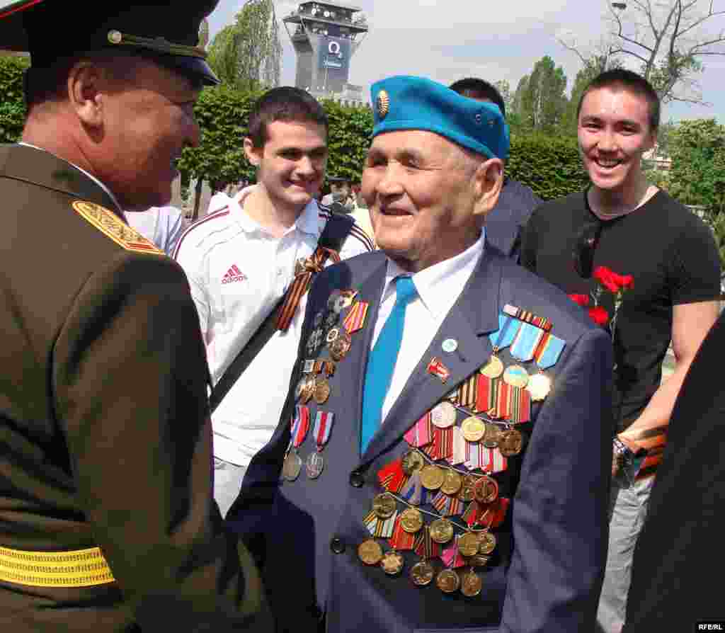 Ветеран Второй мировой войны Каматай Токабаев на торжествах в Праге. Каматай Токабаев все 65 лет до своего приезда в Прагу хотел увидеть легендарный танк лейтенанта Гончаренко. Каматай Токабаев был участником боя за освобождение Праги, в котором погиб лейтенант Гончаренко 9 мая 1945 года.  