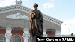 КУУнун короосундагы Жусуп Баласагындын айкели. 14-май, 2015-жыл.