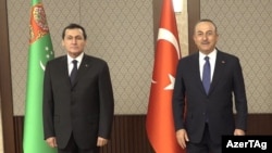 Түркмөнстандын тышкы иштер министри Рашид Мередов менен Түркиянын тышкы иштер министри Мевлүт Чавушоглу. Архивдик сүрөт.