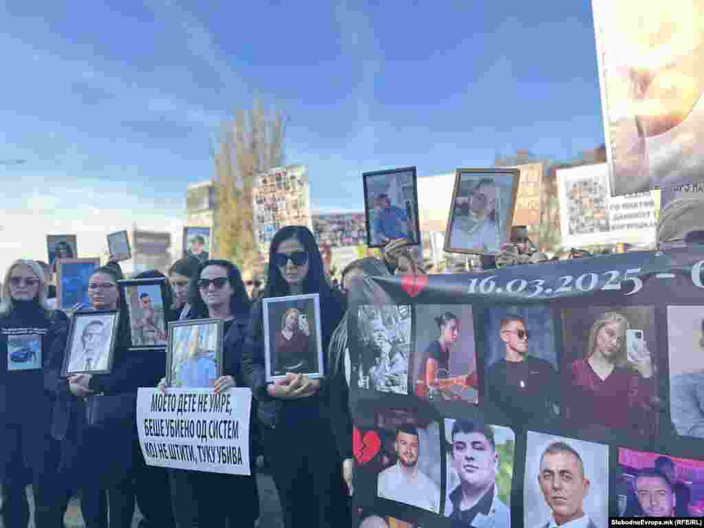 Роднините на починатите го предводеа маршот со фотографии од жртвите