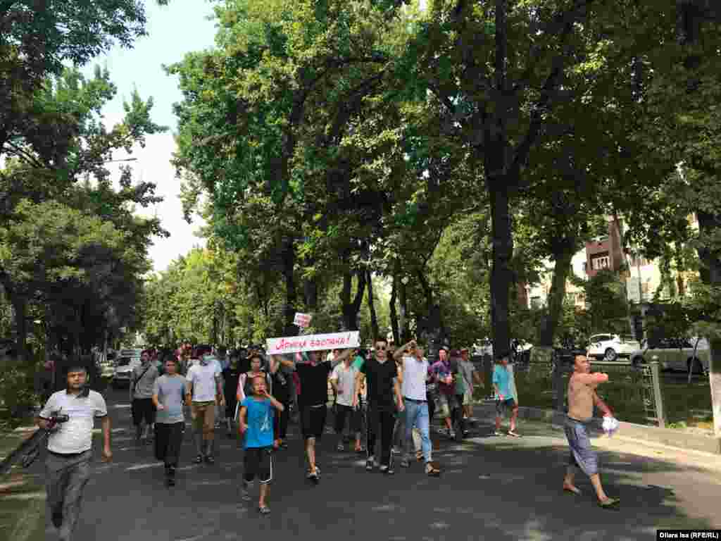 "Арыс!", "Халыққа баспана!", "Арыстан көшірсін" деп айғайлаған наразылар қала көшесімен орталық алаңға бет алды.