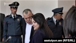 Манвел Григорян и его жена Назик Амирян на одном из судебных заседаний, май 2019 г․