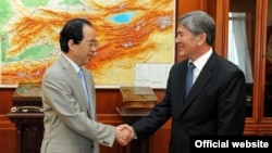 Встреча посла КНР Ван Кайвэня с президентом КР Алмазбеком Атамбаевым, Бишкек, 29 июня 2012 года.  