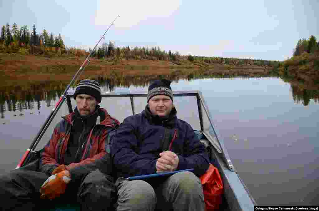 Сотовой связи нет. Сотни километров до ближайшего населенного пункта. Черноушек говорит, что они чувствовали себя абсолютно как "пленники тайги". В конце концов их подобрала проплывавшая мимо моторная лодка.&nbsp;