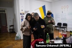 მოხალისეები სხვადასხვა ადგილიდან შემოსულ შეტყობინებებს ნახულობენ