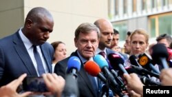 Европалык дипломаттар Ирандын тышкы иштер министри менен жолугушуудан кийин журналисттерге билдирүү жасап жатат. 20-июнь, 2025. Женева. 