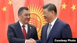 Президент Садыр Жапаров Кытайдын төрагасы Си Цзиньпин.  Тяньцзинь, 31-август, 2025-жыл 