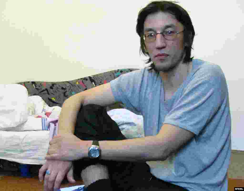 Марат Бименов жатақхананың өз отбасымен тұратын бөлмесінде. Брно, 1 ақпан  2009 жыл. - Марат Бименов, беженец, в комнате общежития, где живет его семья. Брно, 1 февраля 2009 года.