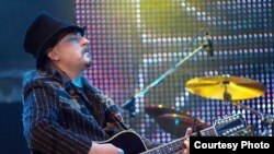 Алег Хаменка на сцэне, архіўнае фота