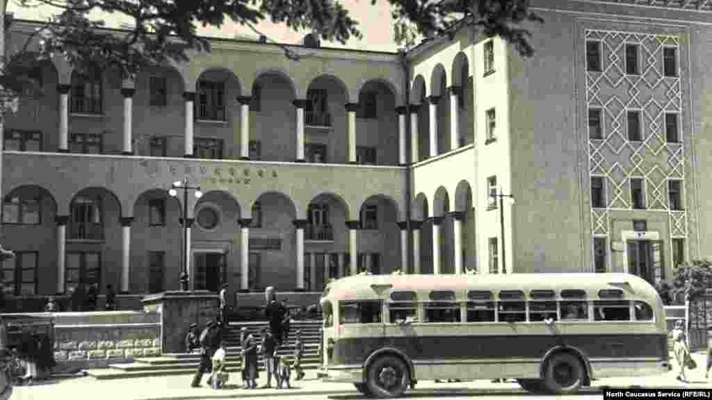 Гостиница "Дагестан", ул. Буйнакского, 1950-е гг. В наши дни здесь расположился вуз.