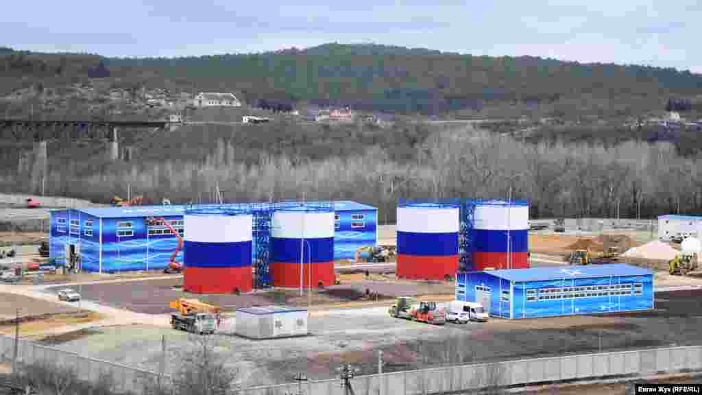 Майданчик водопровідних очисних споруд (ВОС). Очисні споруди &ndash; найбільший будинок. Одноповерхова будівля на передньому плані &ndash; це насосна станція другого підйому. Резервуари чистої води об'ємом 1000 кубів кожен, військові будівельники пофарбували в кольори російського прапора 