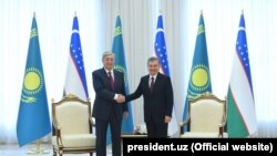 Президент Узбекистану Шавкат Мірзійоєв (праворуч) зустрічається зі своїм казахстанським колегою Касимом-Жомартом Токаєвим у Ташкенті у квітні 2019 року