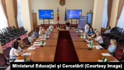 Profesori, dar și fondatori de școli în străinătate au participat zilele acestea la un program de formare cu specialiști de la ministerul Educației, în format hibrid, la sediul Guvernului.