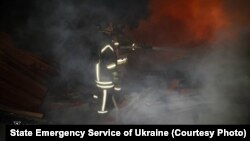 Рятувальники гасять пожежу після одного з попередніх російських ударів, фото ілюстративне