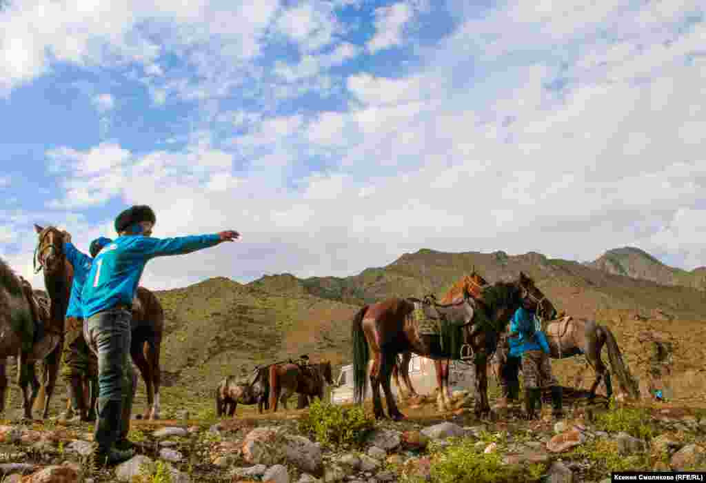 В одной команде участвуют 12 всадников и 12 лошадей, но одновременно в игру вступают только по четыре джигита от каждой команды. Обычно поле для кок бору в длину составляет 200 метров, а в ширину 70 метров. Расстояние от "казанов" до внешней линии по продольной оси 30 метров, штрафная зона ограничена расстоянием в 15 метров от "казанов". Игра длится три периода по 20 минут с перерывами на 10 минут
