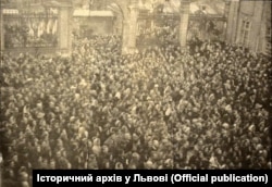 Вірні прощаються з митрополитом