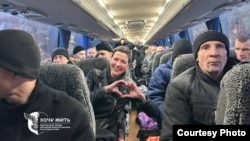 Мария Колесникова абактан бошотулган башка адамдар менен автобуста. 2025-жылдын 13-декабры.