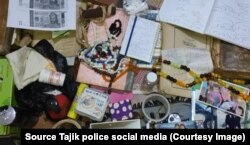 O colecție de mărgele de rugăciune, bani și alte obiecte confiscate de la ghicitori și vindecători tadjici în aprilie.