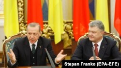 Украина -- Туркойчоьнан президент ЭрдогIан Реджеп (аьрроагIор), Украинин президент Порошенко Петро, зорбанан конференцехь, Киев, ГIад.9, 2017