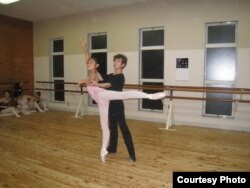 Алмазбек Шамыралиев студенттерге сабак өтүүдө. Токио. 2011