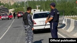 Сотрудники правоохранительных органов в приграничном районе. 30 апреля 2021 года. 